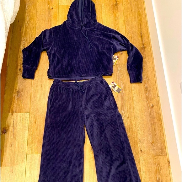 VELVETY corduroy hoodie-SUPER SOFT and comfy! 💙FUN & FLATTERING 💙see pic4 more - Picture 1 of 9